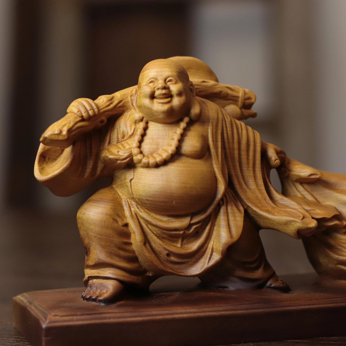 彌勒佛拖福袋擺件｜天然柏木雕